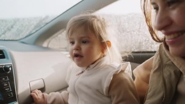 Mutter Mit Kleinem Mädchen Auf Dem Beifahrersitz Eines Zusammen Sicherheit — Stockvideo