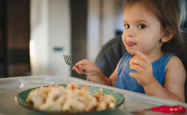 Menina Branca Comendo Prato Tendo Refeição Almoço Cozinha Nutrição Infantil — Fotografia de Stock