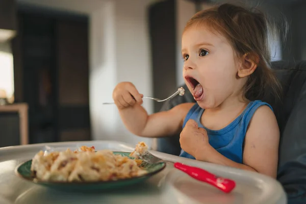 Menina Bebê Criança Aprendendo Comer Com Garfo Enquanto Sentado Uma — Fotografia de Stock