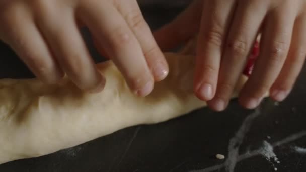 自家製パイを作るためにチェリージャムを充填した後 生地を付着男の子の手のクローズアップビュー 生地を入れた後の男の子の手のクローズアップビュー — ストック動画