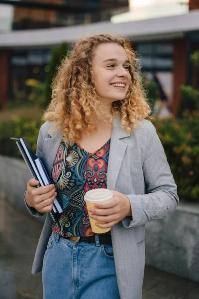 Üniversitenin Arka Planında Çalışma Kitaplarıyla Ayakta Duran Mutlu Gülümseyen Öğrenci — Stok fotoğraf