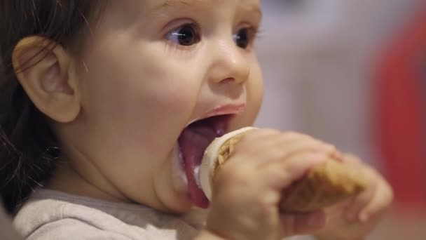 Vista Cerca Bebé Sentado Casa Cocina Una Silla Alta Comiendo — Vídeos de Stock