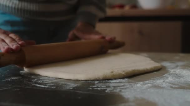 Dłonie Kobiety Pomocą Drewnianego Wałka Toczenia Ciasta Stole Przygotowanie Ciasta — Wideo stockowe