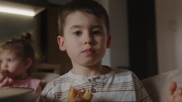 Engraçado Caucasiano Menino Comendo Torta Maçã Casa Cozinha Férias Crianças — Vídeo de Stock