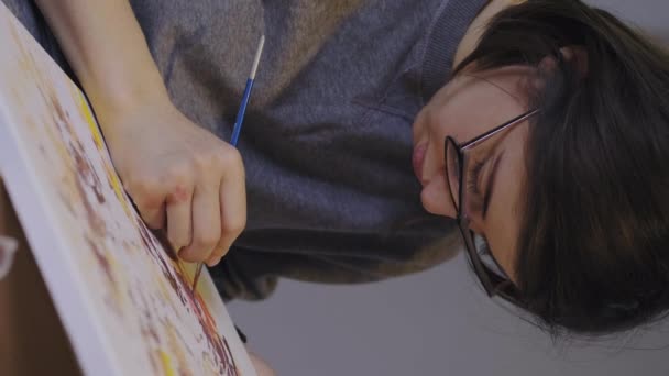 Kobieta Okularach Rysująca Pędzlem Malująca Cyframi Płótnie Zdjęcie Numerze Rysuję — Wideo stockowe