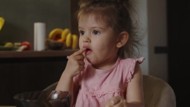 Милая Маленькая Девочка Сидит Кухне Рядом Бабушкой Которая Печет Пироги — стоковое видео