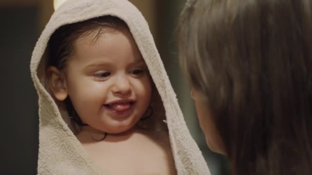 Closeup Άποψη Πορτρέτο Ενός Ξηρού Μωρού Φορώντας Κουκούλα Πετσέτα Μετά — Αρχείο Βίντεο