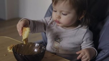 Sabahın erken saatlerinde mutfakta reçelli waffle yiyen beyaz bir kızın portresi. Sağlıklı beslenme. Mutlu bir yaşam tarzı. Sağlıklı yemek..