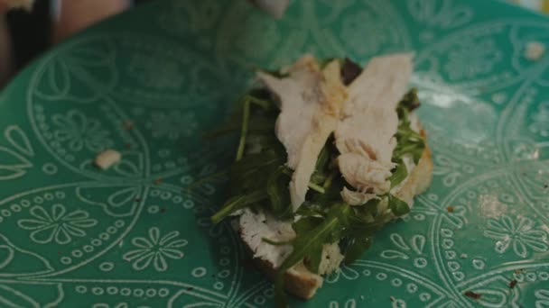 Жінка Кладе Курячі Груди Бутерброд Аругулою Класична Італійська Кухня Здорова — стокове відео