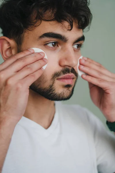 Närbild Porträtt Caucasiann Man Med Slät Ansikte Tillämpa Tonic Vatten — Stockfoto