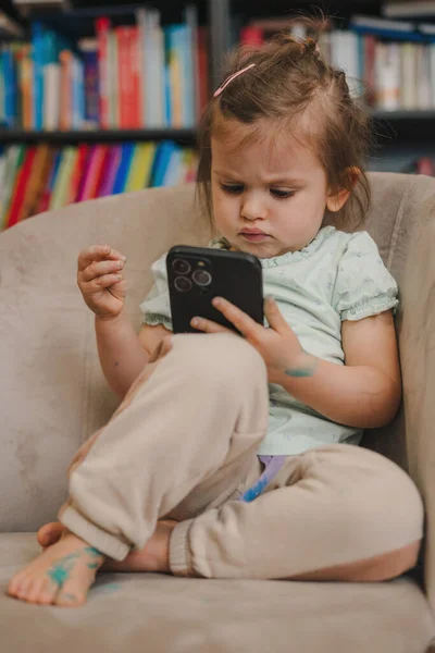 Adorable Niña Usando Teléfono Inteligente Jugando Juegos Sentados Sala Estar — Foto de Stock