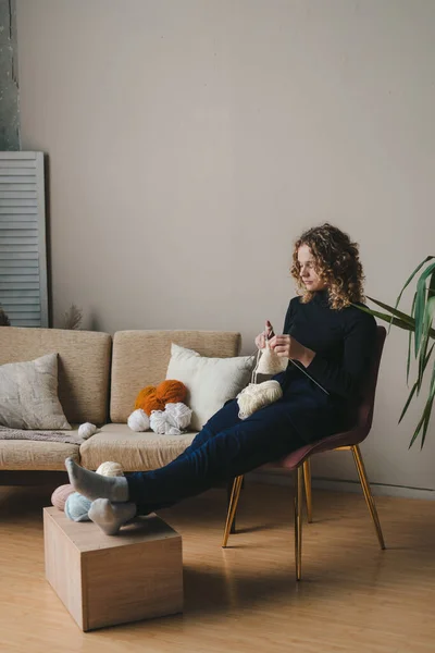 Kvinnlig Stickning Med Croche Sittandes Fåtöljen Nära Soffan Med Stickgarn — Stockfoto