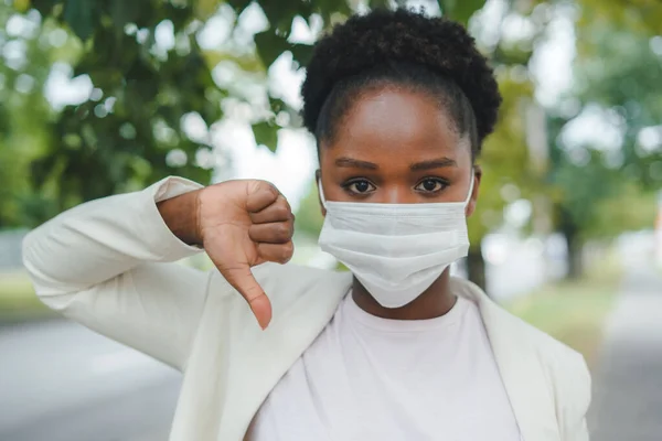 Wanita Muda Afrika Yang Tidak Senang Mengenakan Masker Wajah Steril — Stok Foto