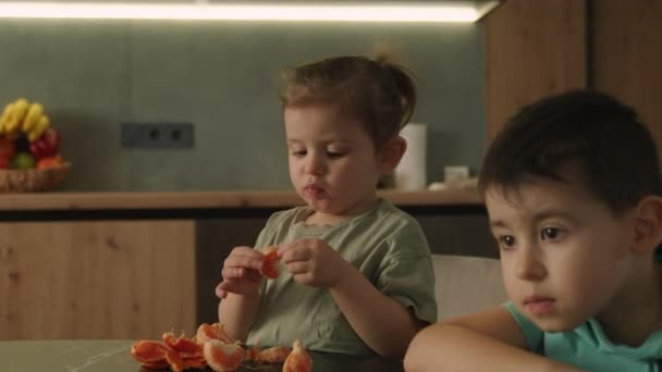 Dos Niños Felices Comiendo Comida Saludable Sentados Mesa Cocina Comiendo — Vídeos de Stock