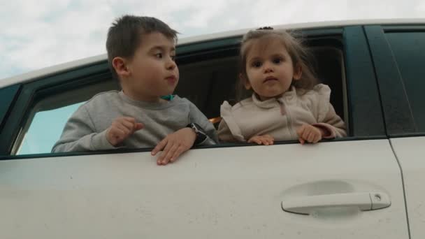 Słodki Mały Marzyciel Chłopiec Dziewczyna Wystające Głowy Przez Okno Samochodu — Wideo stockowe