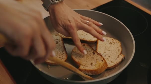 Zbliżenie Dorosła Kobieta Ręce Smażenie Kromki Chleba Zanurzone Oleju Patelni — Wideo stockowe