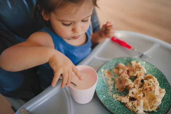 Criança Bebê Aprendendo Comer Enquanto Senta Uma Cadeira Criança Comendo — Fotografia de Stock