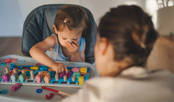 Mulher Menina Conversando Sorrindo Enquanto Brincam Com Brinquedos Educativos Juntos — Fotografia de Stock