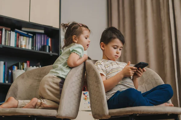 자매는 앉아서 형제들의 게임기 화면을 있습니다 기술의 신세대는 개념에 중독되어 — 스톡 사진