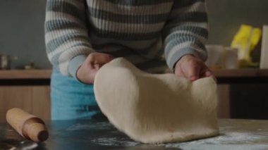 Son sınıf kadınlarının ellerinin mutfağında turta pişirirken, hamuru oklavayla yuvarlarken yakın plan görüntüsü. Yemek hazırlama. Lezzetli yemek..