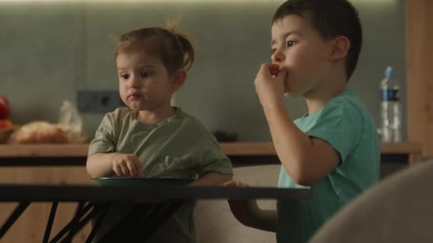 Duas Pessoas Comendo Laranjas Jogar Assistir Vídeos Laptop Dia Relaxante — Vídeo de Stock