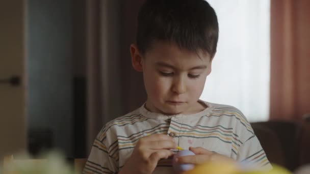 Rapaz Menino Colorir Ovos Para Férias Páscoa Cozinha Doméstica Dentro — Vídeo de Stock