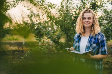 Mutfak saçlı kadın sebze yetiştirme listesi, tarım işi geliştirme ve portresi. Portföyü olan tarım, bahçıvanlık ve sürdürülebilirlik