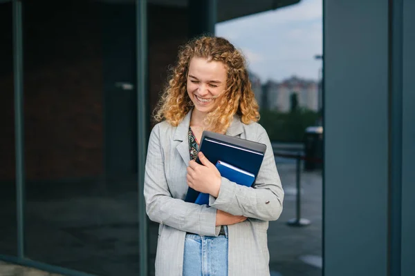 Φοιτήτρια Μαλλιαρά Μαλλιά Κρατάει Λάπτοπ Της Έξω Μετά Σχολείο Επιστροφή — Φωτογραφία Αρχείου