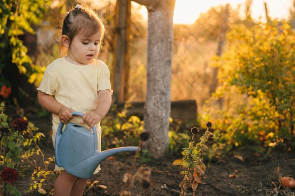 Pequena Menina Regando Plantas Jardim Kid Cuidar Plantas Flores Jardinagem — Fotografia de Stock