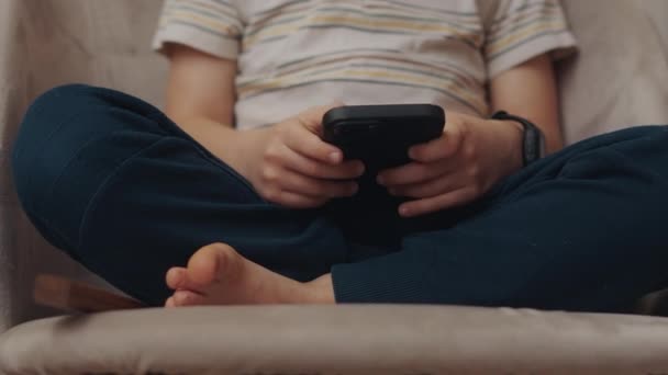 Vista Perto Meninos Mãos Usando Smartphone Olhando Para Tela Sentado — Vídeo de Stock