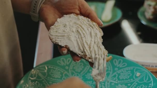 아보카도 샌드위치를 만들기 치즈를 뿌린다 유기농 — 비디오