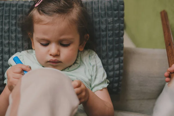 Adorável Bebê Menina Desenho Com Marcadores Cor Azul Enquanto Deitado — Fotografia de Stock