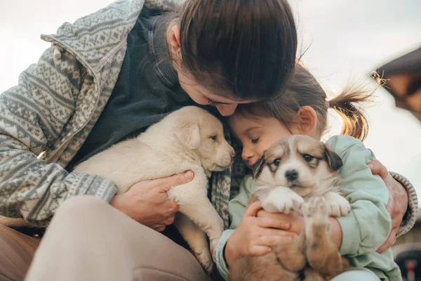 Retrato Close Uma Mãe Com Sua Filha Brincando Com Cachorrinhos — Fotografia de Stock