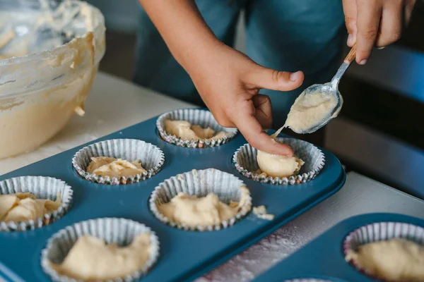 Una Mano Bambini Versando Pastella Tazze Durante Laboratorio Cottura Casa — Foto Stock