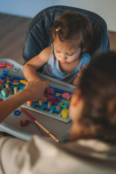 Mãe Ensinando Bebê Criança Para Brincar Com Letras Madeira Números — Fotografia de Stock
