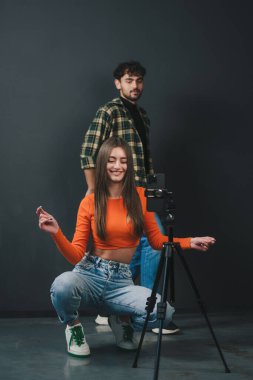 Akıllı telefon cihazı yetişkinlerin sosyal medya için komik videolar kaydetmesine yardımcı oluyor, içerik yaratıyor. Erkek ve kız kardeş blogcuları cep telefonu kameralarında yalnız dans ediyorlar.