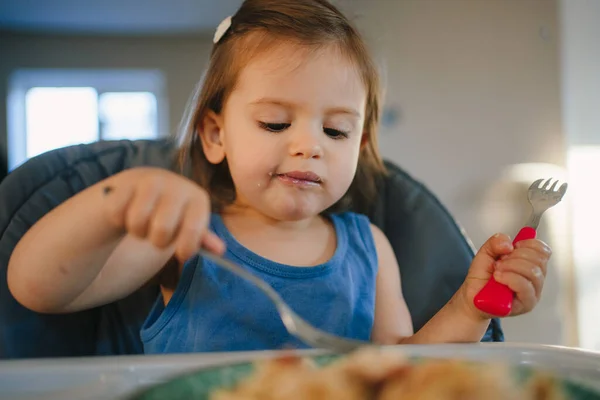 Menina Segurando Garfo Desfrutar Comer Comida Deliciosa Feliz Para Almoço — Fotografia de Stock