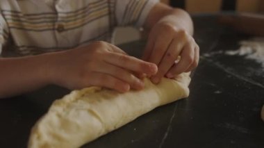 Erkek ellerinin hamur yaptığı ve mutfakta vişneli turta pişirdiği yakın plan çekimler. Tatlı yemek..