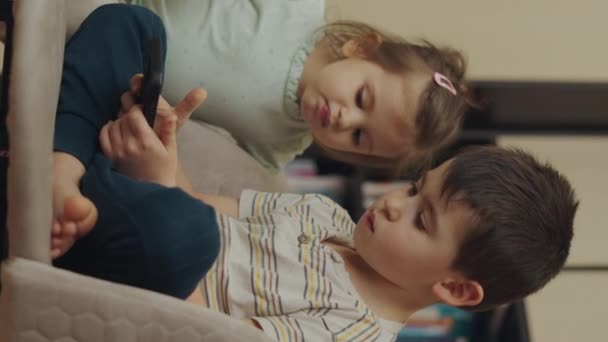 Kardeşiyle Akıllı Telefondan Video Oyunu Oynayan Tatlı Küçük Bir Kız — Stok video