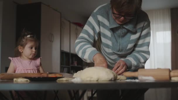 Eine Kleine Enkelin Lernt Mit Ihrer Großmutter Hause Der Küche — Stockvideo