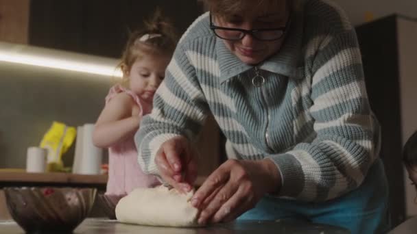 Starsza Kobieta Piecze Ciasta Kuchni Swoją Wnuczką Przeniesienie Doświadczenia Babci — Wideo stockowe