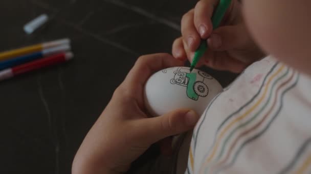 Crianças Mãos Desenhando Com Marcador Azul Ovo Páscoa Sentado Mesa — Vídeo de Stock