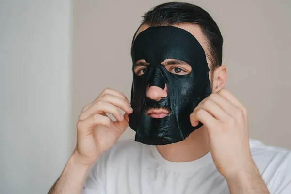 Όμορφος Άντρας Που Φοράει Μαύρη Μάσκα Προσώπου Στο Πρόσωπό Του — Φωτογραφία Αρχείου