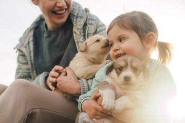 Beyaz bebekler evlerinin bahçesinde eğleniyorlar, değil mi? Çocuk için en iyi arkadaş, evcil hayvan konsepti olan aile.