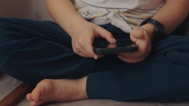 Mãos Menino Segurando Telefone Mão Gravando Dispositivo Inteligente Telefone Inteligente — Vídeo de Stock
