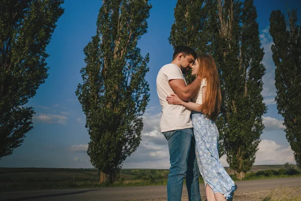 Fiatal Felnőtt Pár Boldog Szerető Flörtöl Szerelmes Lesz Csókolózik Szerelmes — Stock Fotó