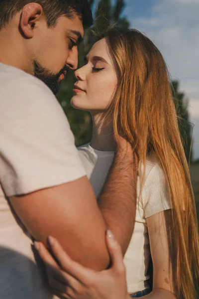 Casal Amoroso Beijando Sunse Apreciando Natureza Verão Viagem Lua Mel — Fotografia de Stock