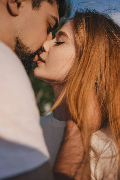 Közelkép Egy Romantikus Boldog Párról Akik Szerelmesen Ölelkeznek Napnyugtakor Lencsevillanással — Stock Fotó