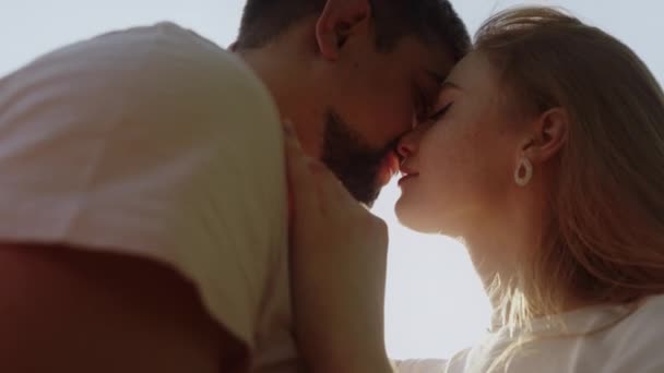 Vista Perto Belo Par Jovens Amantes Beijando Pôr Sol Casal — Vídeo de Stock