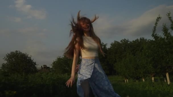 Jeune Femme Séduisante Aux Cheveux Roux Qui Court Dans Jardin — Video